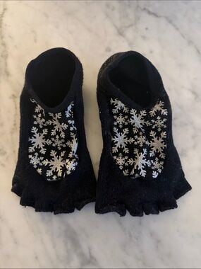 Toesox Toe Grip Socks with Silver Snowflake Design - Women’s Medium